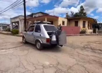 Carro movido a carvão vira símbolo de improviso de cubanos para lidar com falta de combustível no país em crise