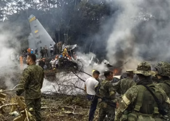 Avião militar cai na Colômbia com mais de 120 soldados a bordo; presidente confirma 77 hospitalizados, sendo 14 em estado grave