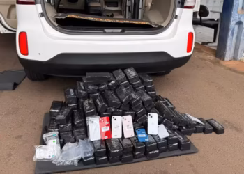homem é preso com mais de 800 iPhones escondidos em fundo falso de carro no Paraná