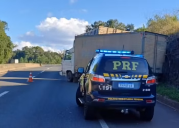Caminhoneiro é atropelado pelo próprio caminhão, que depois invadiu pista e bateu em outro veículo na BR-376, no Paraná
