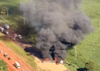 Caminhão pega fogo após batida, interdita BR-277 por 2 horas e mobiliza resgate aéreo no Paraná