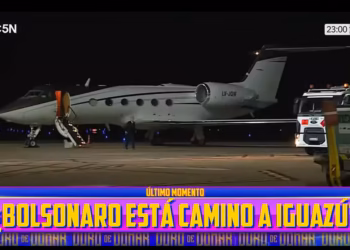 Voo de Flávio Bolsonaro e família pousa no Equador em escala para Miami