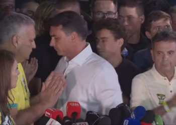 Flávio chama resultado do segundo turno de ‘sacanagem’, diz ser ‘impossível’ reconhecer derrota e que tentará anulação